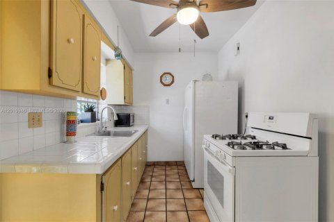 House in Hialeah, Florida 3 bedrooms, 125.42 sq.m. № 2073624 - photo 12