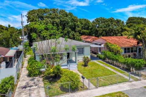 House in Hialeah, Florida 3 bedrooms, 125.42 sq.m. № 2073624