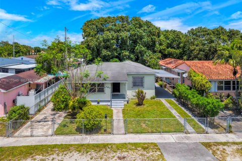 House in Hialeah, Florida 3 bedrooms, 125.42 sq.m. № 2073624 - photo 2