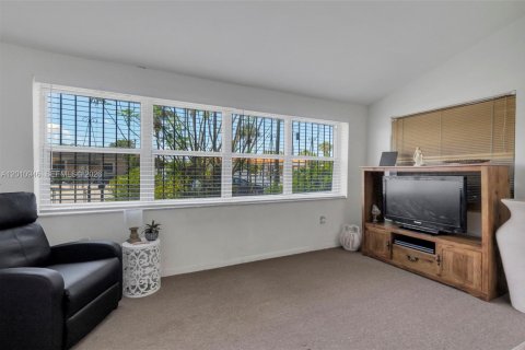 House in Hialeah, Florida 3 bedrooms, 125.42 sq.m. № 2073624 - photo 9