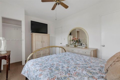 House in Hialeah, Florida 3 bedrooms, 125.42 sq.m. № 2073624 - photo 18