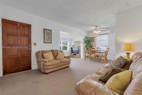 House in Hialeah, Florida 3 bedrooms, 125.42 sq.m. № 2073624 - photo 3