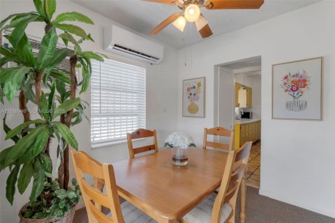 House in Hialeah, Florida 3 bedrooms, 125.42 sq.m. № 2073624 - photo 7