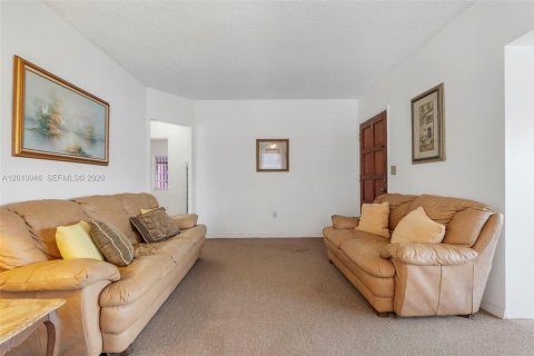House in Hialeah, Florida 3 bedrooms, 125.42 sq.m. № 2073624 - photo 5