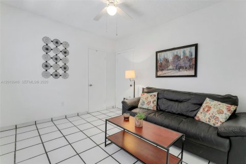 House in Hialeah, Florida 3 bedrooms, 125.42 sq.m. № 2073624 - photo 21