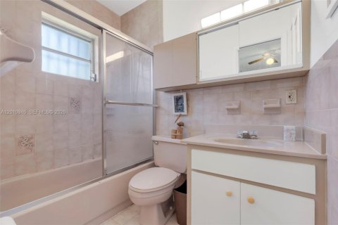 House in Hialeah, Florida 3 bedrooms, 125.42 sq.m. № 2073624 - photo 28
