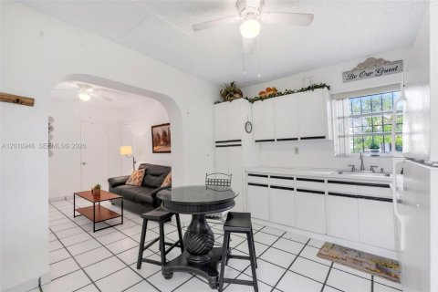 House in Hialeah, Florida 3 bedrooms, 125.42 sq.m. № 2073624 - photo 22