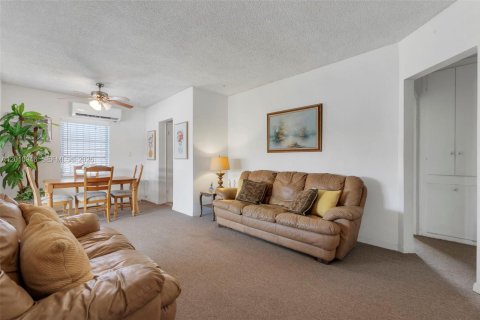 House in Hialeah, Florida 3 bedrooms, 125.42 sq.m. № 2073624 - photo 4