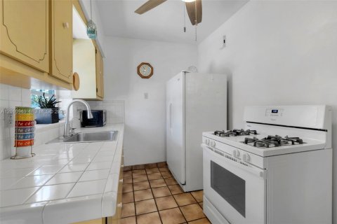 House in Hialeah, Florida 3 bedrooms, 125.42 sq.m. № 2073624 - photo 13