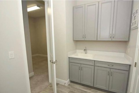 Casa en venta en Orlando, Florida, 4 dormitorios, 348.76 m2 № 2353279 - foto 8