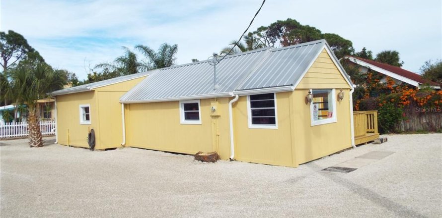 Commercial property in Englewood, Florida 81.01 sq.m. № 2165978