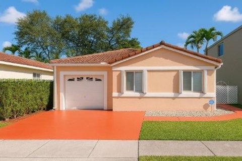 House in Miami, Florida 3 bedrooms, 130.62 sq.m. № 1830883 - photo 1