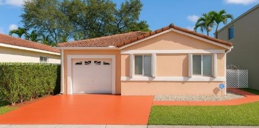 House in Miami, Florida 3 bedrooms, 130.62 sq.m. № 1830883