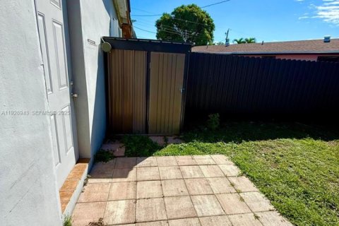 Снять в аренду виллу или дом в Майами, Флорида 1 спальня, 41.81м2, № 1987431 - фото 11