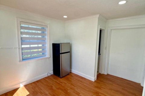 Снять в аренду виллу или дом в Майами, Флорида 1 спальня, 41.81м2, № 1987431 - фото 1