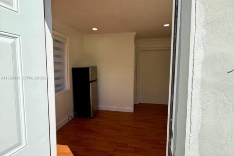 Снять в аренду виллу или дом в Майами, Флорида 1 спальня, 41.81м2, № 1987431 - фото 2