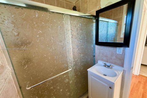 Снять в аренду виллу или дом в Майами, Флорида 1 спальня, 41.81м2, № 1987431 - фото 4