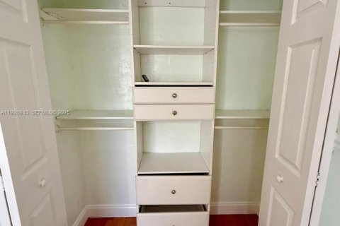 Снять в аренду виллу или дом в Майами, Флорида 1 спальня, 41.81м2, № 1987431 - фото 10