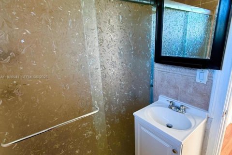 Снять в аренду виллу или дом в Майами, Флорида 1 спальня, 41.81м2, № 1987431 - фото 3