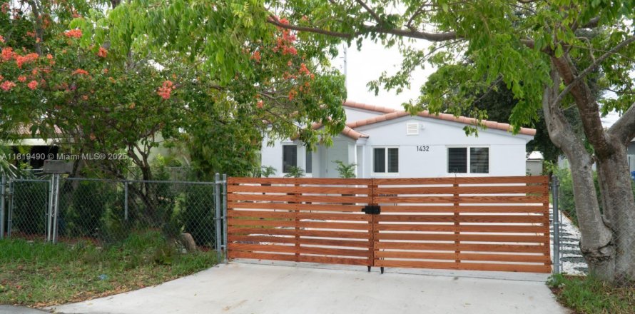 Casa en North Miami Beach, Florida 3 dormitorios, 110 m2 № 1888745