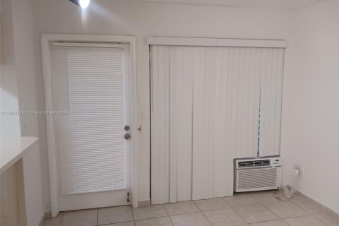 Condo in North Miami, Florida, 1 bedroom  № 1743949 - photo 5