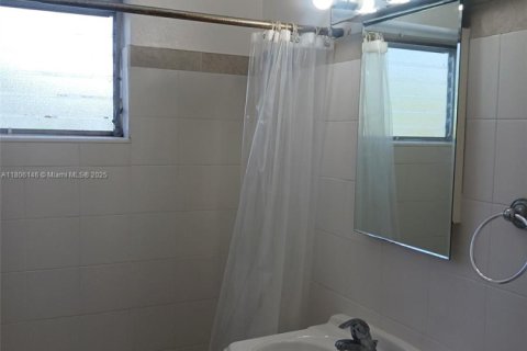Condo in North Miami, Florida, 1 bedroom  № 1743949 - photo 9
