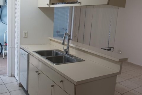 Condo in North Miami, Florida, 1 bedroom  № 1743949 - photo 4