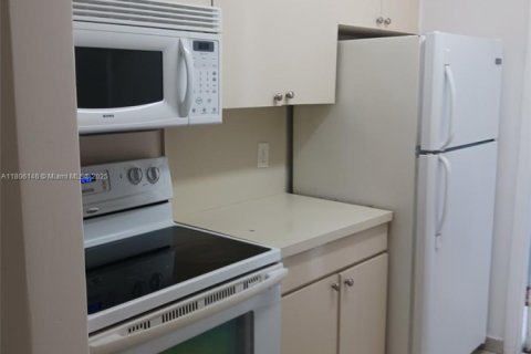 Condo in North Miami, Florida, 1 bedroom  № 1743949 - photo 3