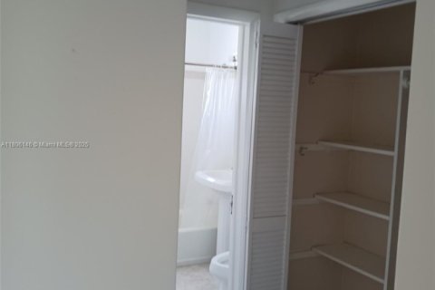 Condo in North Miami, Florida, 1 bedroom  № 1743949 - photo 6