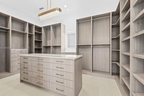 House in Fort Lauderdale, Florida 5 bedrooms, 444.07 sq.m. № 2003017 - photo 24