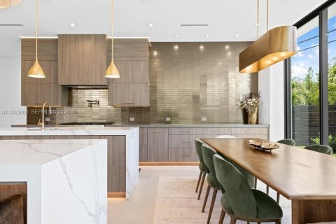 House in Fort Lauderdale, Florida 5 bedrooms, 444.07 sq.m. № 2003017 - photo 14