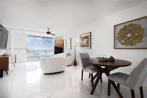 Condominio en alquiler en Miami, Florida, 1 dormitorio, 68.28 m2 № 2052489 - foto 3