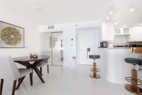 Condominio en alquiler en Miami, Florida, 1 dormitorio, 68.28 m2 № 2052489 - foto 4
