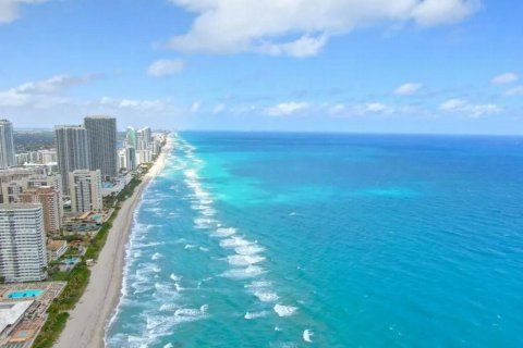 Condo in Hallandale Beach, Florida, 2 bedrooms  № 1177083 - photo 1