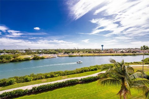 Condo in Venice, Florida, 2 bedrooms № 2148407 - photo 24