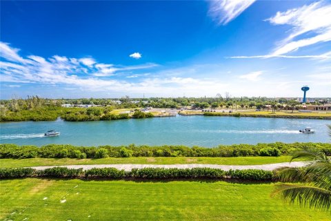 Condo in Venice, Florida, 2 bedrooms № 2148407 - photo 22