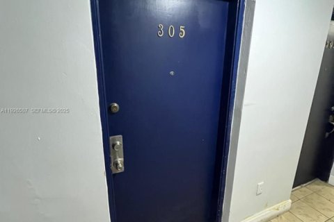 Снять в аренду кондоминиум в Майами, Флорида 1 спальня, 51.1м2, № 1992278 - фото 1