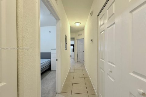 Apartamento en alquiler en Doral, Florida, 3 dormitorios, 112.13 m2 № 1799564 - foto 11