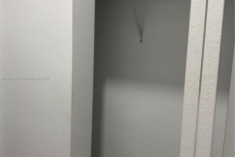 Appartement à louer à Hialeah, Floride: 2 chambres, 80.36 m2 № 1990305 - photo 11