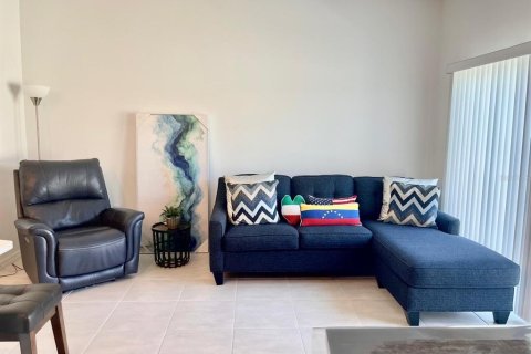 Townhouse in Davenport, Florida 3 bedrooms, 127.55 sq.m. № 2231548 - photo 8