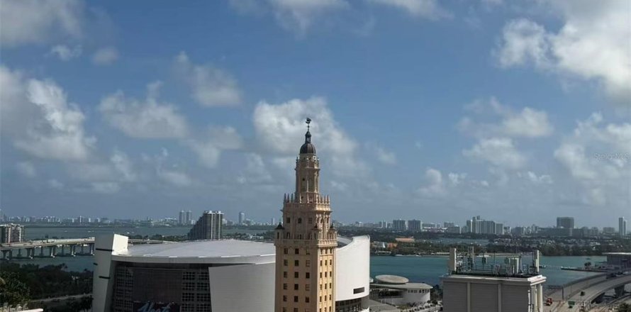 Condominio en Miami, Florida, 1 dormitorio  № 2425782