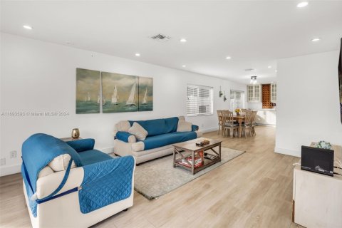 Снять в аренду виллу или дом в Холливуд, Флорида 3 спальни, 161м2, № 1943406 - фото 3