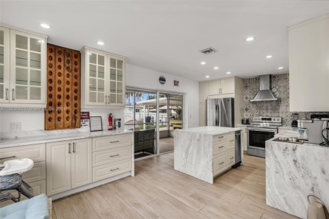 Снять в аренду виллу или дом в Холливуд, Флорида 3 спальни, 161м2, № 1943406 - фото 2