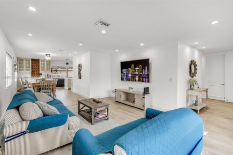 Снять в аренду виллу или дом в Холливуд, Флорида 3 спальни, 161м2, № 1943406 - фото 1