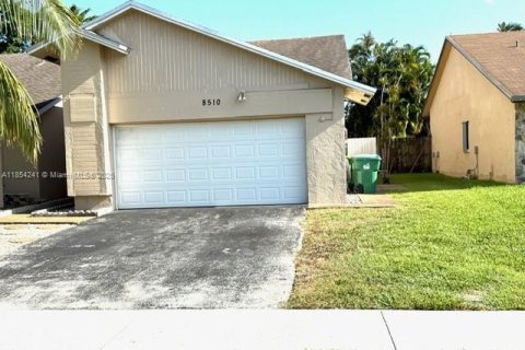 Casa en venta en Lauderhill, Florida, 4 dormitorios, 196.67 m2 № 1874847 - foto 2