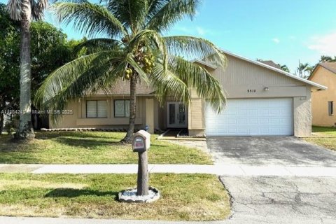 Casa en venta en Lauderhill, Florida, 4 dormitorios, 196.67 m2 № 1874847 - foto 1