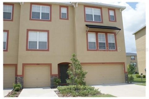 Adosado en alquiler en Brandon, Florida, 4 dormitorios, 187.94 m2 № 1909372 - foto 1