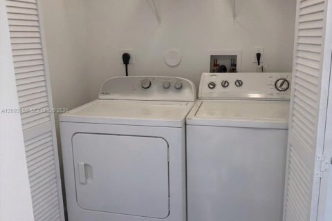 Copropriété à louer à Miami, Floride: 2 chambres, 96.71 m2 № 2385315 - photo 5