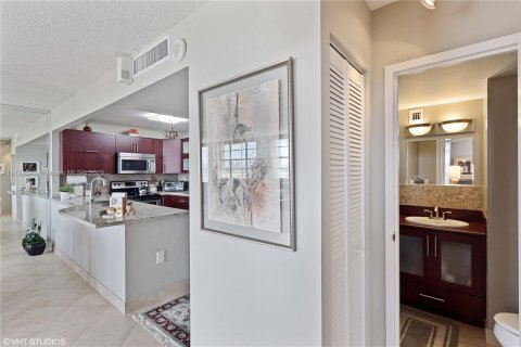 Condo in North Miami, Florida, 1 bedroom № 1978509 - photo 8