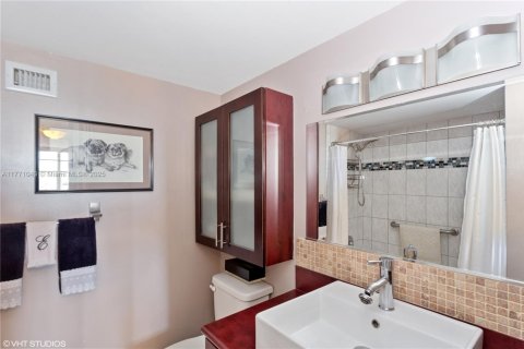 Condo in North Miami, Florida, 1 bedroom № 1978509 - photo 7